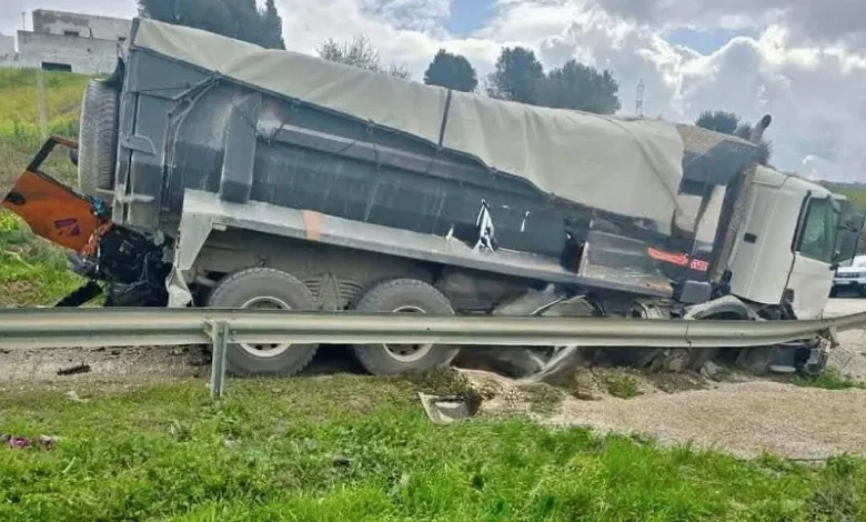 عاجل: مصرع سائقين في حادث تصادم بين شاحنتين على طريق طنجة تطوان