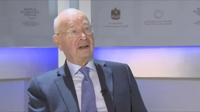 جلسات تدليك وسحب أموال.. اتهامات صادمة تلاحق مؤسس منتدى “دافوس”