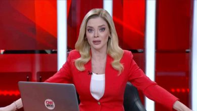 مذيعة تركية تعيش لحظات رعب على المباشر أثناء زلزال إسطنبول (فيديو)